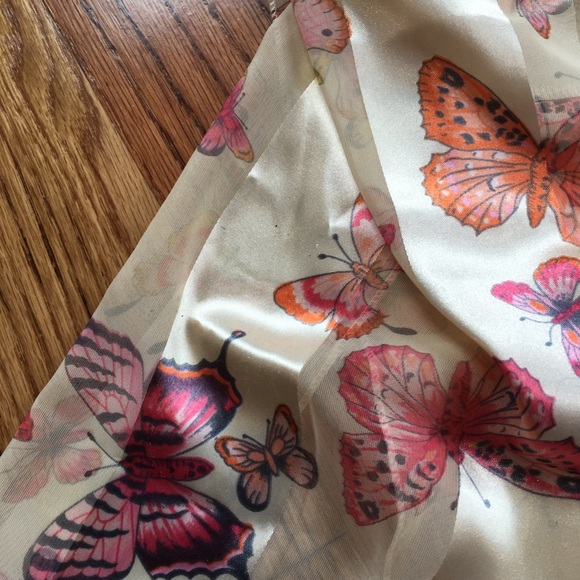 🦋 Butterfly Scarf! - Picture 4 of 9